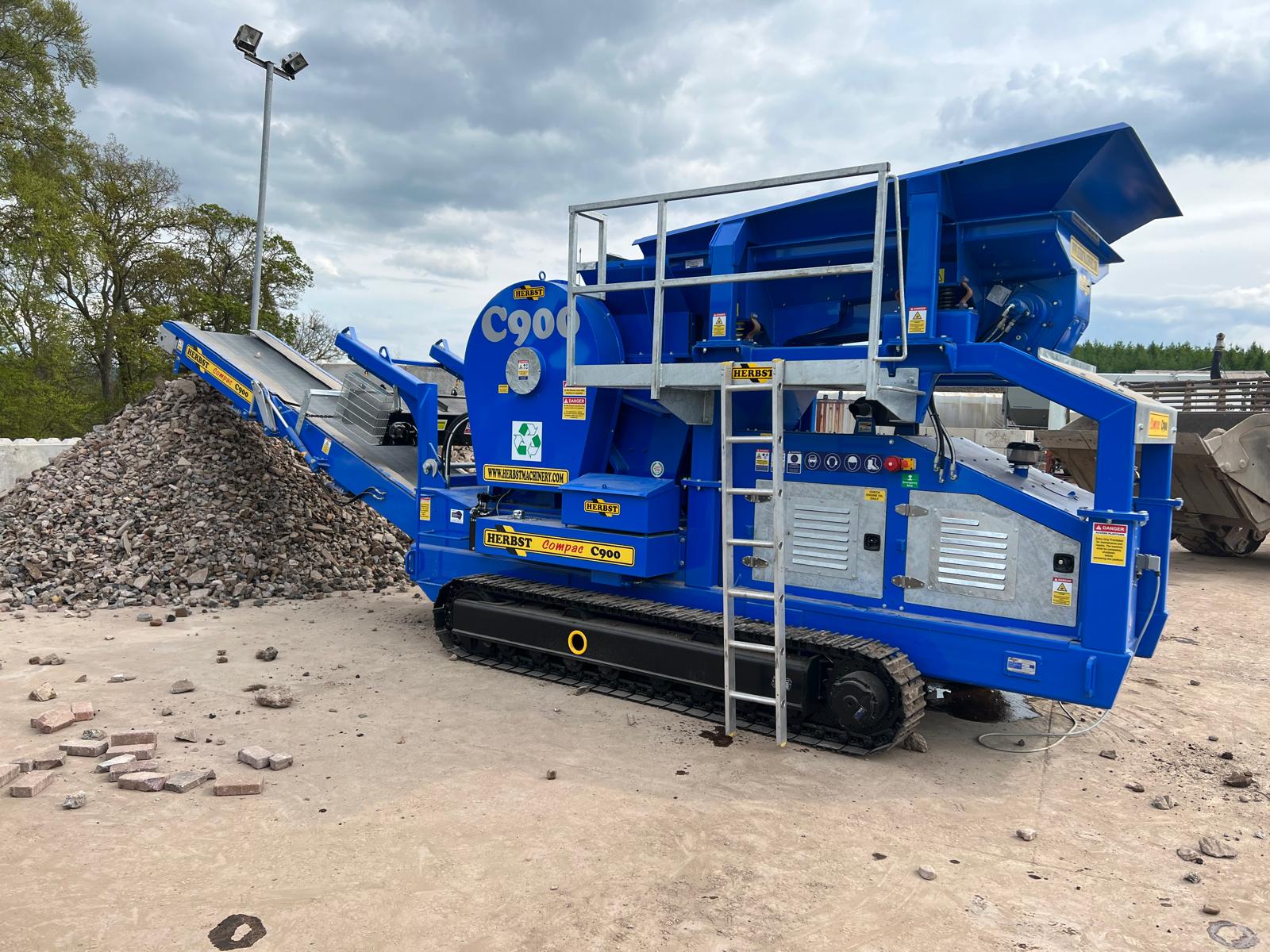 Herbst C900 tracked crusher in action